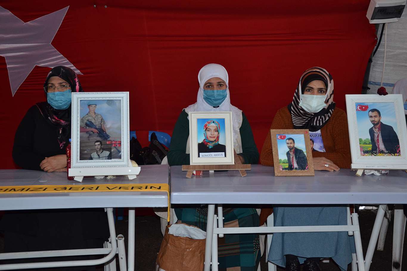 HDP il binası önündeki evlat nöbeti 454'üncü gününde de devam ediyor